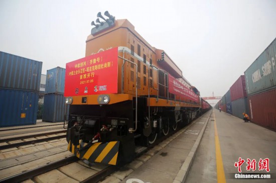 2021年7月5日，中國—上海合作組織地方經(jīng)貿(mào)合作示范區(qū)（簡稱“上合示范區(qū)”）前往塔吉克斯坦首都杜尚別的首班中歐班列（齊魯號）“上合快線”發(fā)出，從上合示范區(qū)青島多式聯(lián)運(yùn)中心啟程，為中國及日本、韓國等周邊國家和地區(qū)與塔吉克斯坦經(jīng)貿(mào)往來提供了全新的物流解決方案。胡耀杰 攝