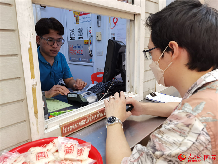 市民在活動(dòng)現(xiàn)場(chǎng)捐贈(zèng)善款。人民網(wǎng)記者 白元琪攝