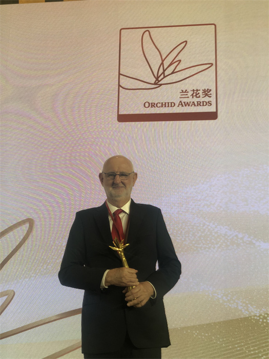 保利諾教授在頒獎典禮現(xiàn)場。 巴西圣保羅州立大學(xué)孔子學(xué)院供圖。