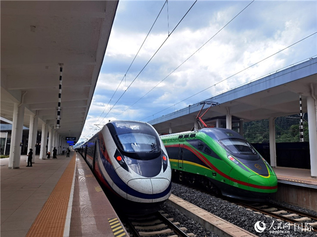“復興號”和“瀾滄號”國際旅客列車停靠在老撾磨丁站。人民網(wǎng) 杜明明攝