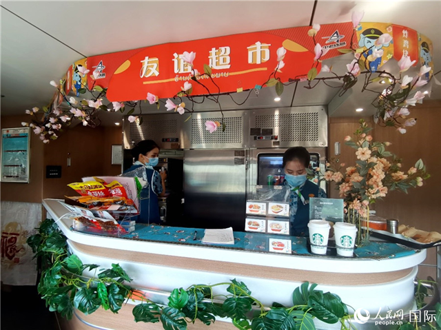 中老鐵路國際旅客列車里的“友誼超市”。人民網(wǎng) 杜明明攝