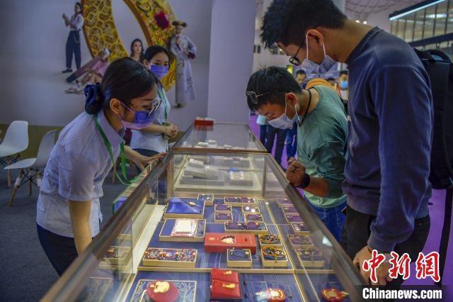 資料圖：民眾選購(gòu)金飾品。駱云飛 攝