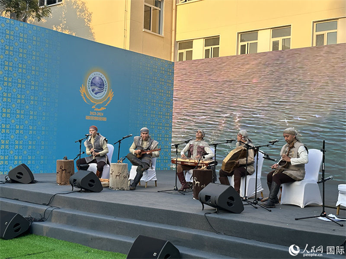 哈薩克斯坦著名音樂組合“圖蘭”樂隊(duì)演奏民族音樂。人民網(wǎng) 阿爾達(dá)克攝