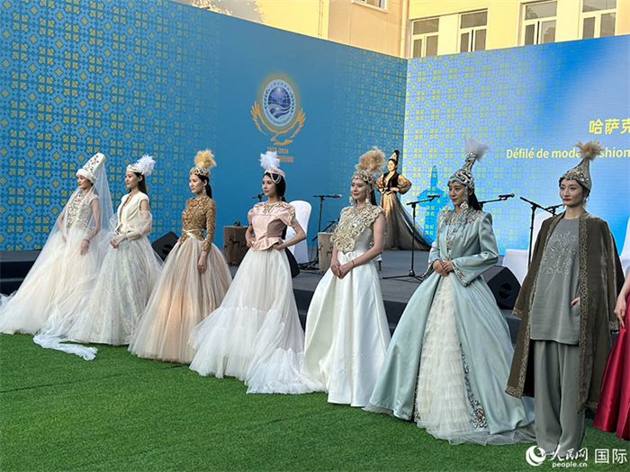 哈薩克斯坦獨(dú)立設(shè)計(jì)師品牌“Ai-zer”帶來了民族服裝時(shí)裝秀。人民網(wǎng) 阿爾達(dá)克攝