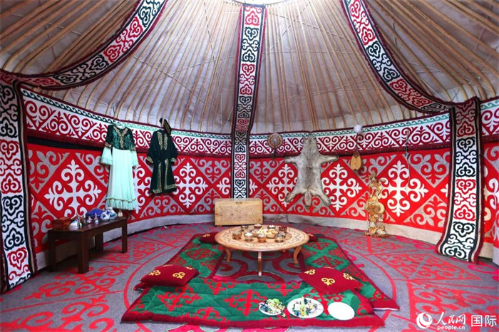 活動(dòng)現(xiàn)場展示了哈薩克斯坦的氈房。人民網(wǎng)記者 楊倩攝