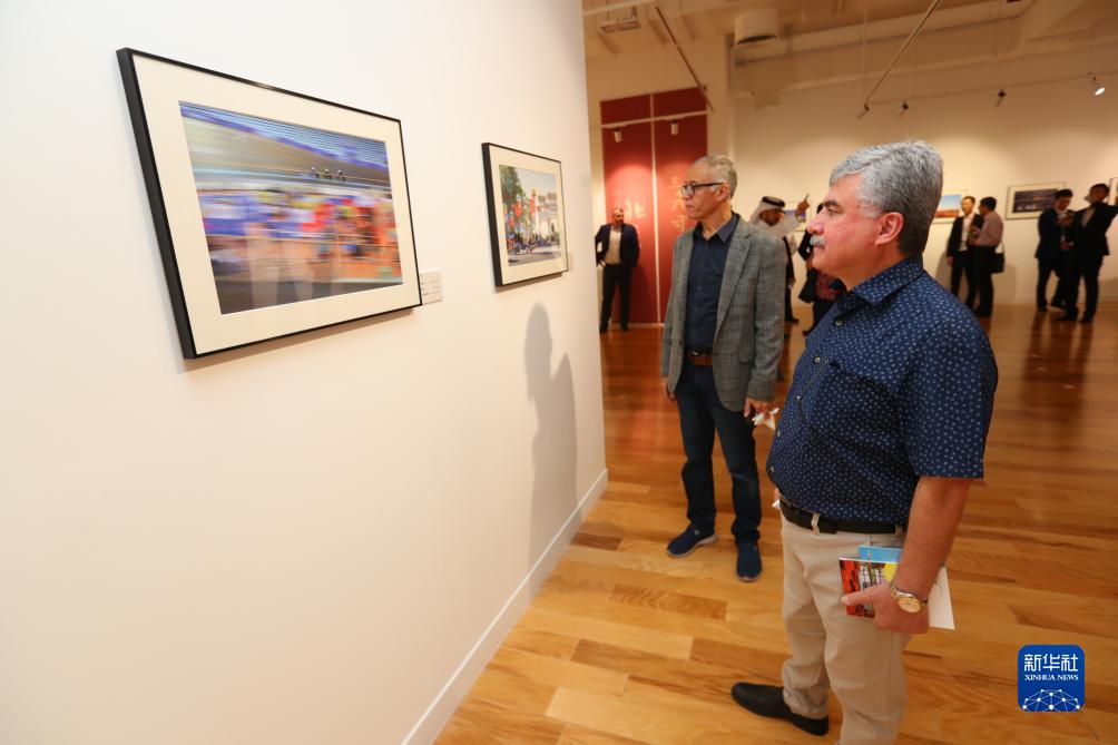 9月18日，人們在卡塔爾多哈參觀“你好，北京”攝影展。新華社記者隋先凱攝