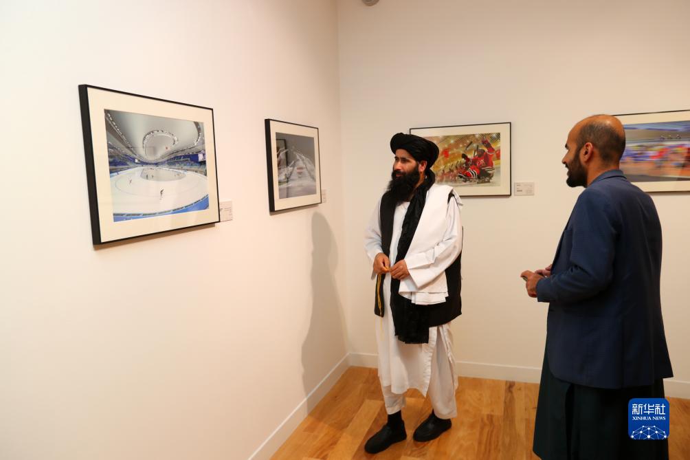 9月18日，人們在卡塔爾多哈參觀“你好，北京”攝影展。新華社記者隋先凱攝