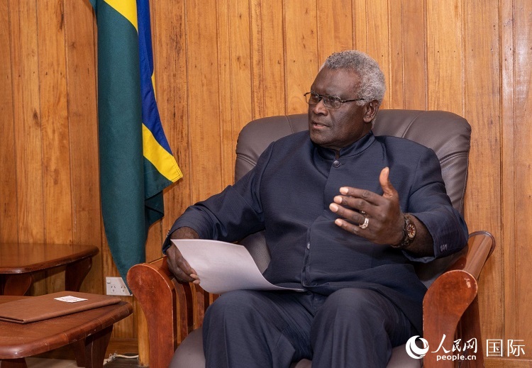 2023年9月14日，所羅門群島總理梅納西·索加瓦雷在首都霍尼亞拉接受人民網(wǎng)記者專訪。（人民網(wǎng) 賀吉攝影 ）