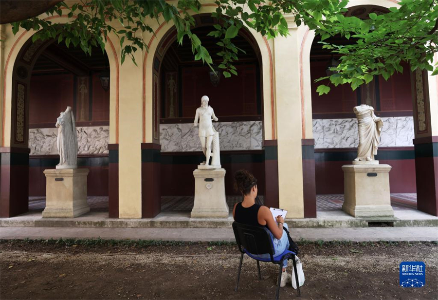 9月17日，在法國巴黎國立高等美術學院舉行的歐洲遺產(chǎn)日活動上，參觀者參與繪畫創(chuàng)作和體驗。新華社記者 高靜 攝