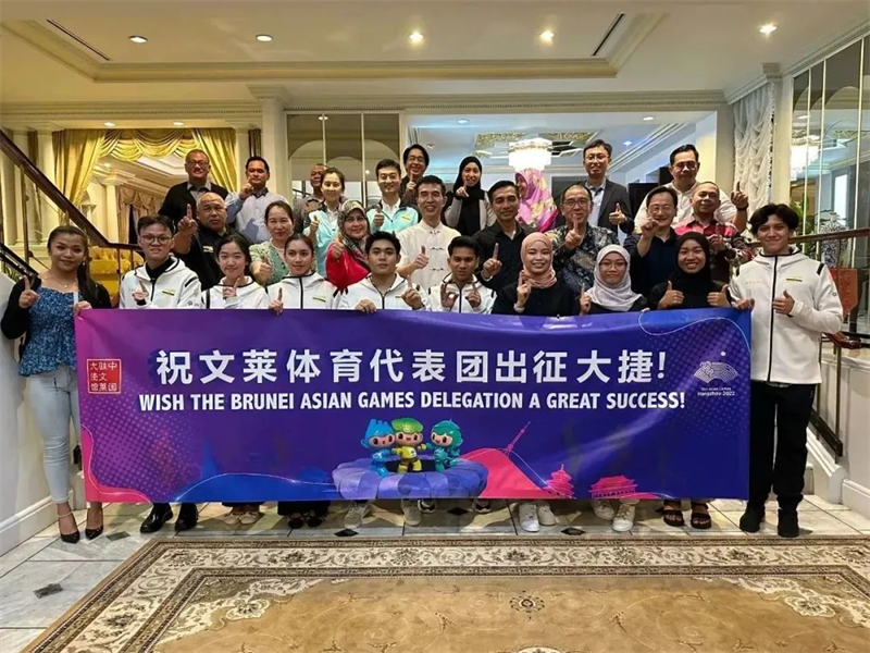 肖建國大使同參加歡送儀式的文方嘉賓、代表團(tuán)成員等合影留念。圖片由使館提供