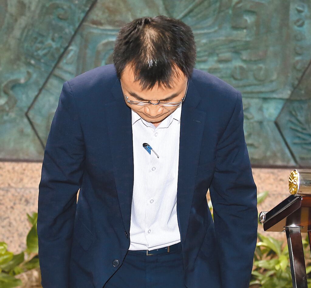 臺(tái)農(nóng)業(yè)部門負(fù)責(zé)人陳吉仲19日傍晚舉行記者會(huì)說(shuō)明項(xiàng)目進(jìn)口雞蛋議題，當(dāng)日晚間8點(diǎn)在臉書(shū)上宣布辭職。 圖片來(lái)源：臺(tái)灣“中時(shí)新聞網(wǎng)”