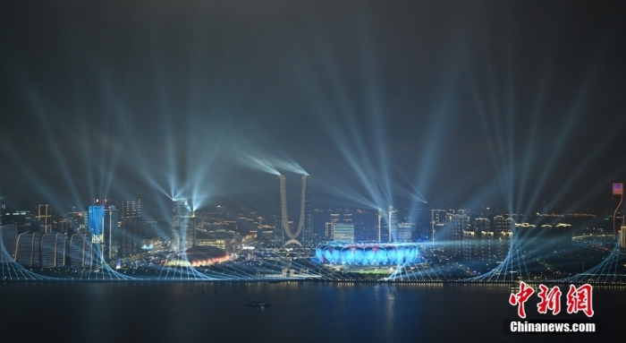 9月23日，杭州第19屆亞運會開幕式在浙江杭州奧體中心體育場舉行。圖為璀璨燈光秀點亮錢塘江夜空。<a target='_blank' href='/'><p  align=