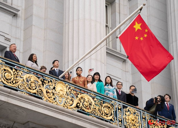 當(dāng)?shù)貢r(shí)間9月29日，中國(guó)駐舊金山總領(lǐng)事張建敏與舊金山市長(zhǎng)倫敦·布理德一起在舊金山市政廳陽臺(tái)升起中國(guó)國(guó)旗，慶祝中華人民共和國(guó)成立74周年。人民網(wǎng)記者 鄧圩攝