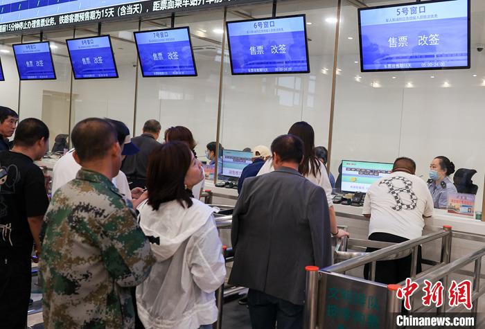 9月21日，旅客在北京站售票大廳內(nèi)購買火車票。當(dāng)日，鐵路部門開始發(fā)售10月5日火車票。國鐵集團(tuán)發(fā)布數(shù)據(jù)顯示，9月13日至20日已發(fā)售火車票1.5億張。鐵路部門將在9月27日至10月1日、10月4日至7日增開200列夜間高鐵，車票已陸續(xù)開始發(fā)售，盡最大努力滿足旅客出行需求。 <a target='_blank' href='/'><p  align=