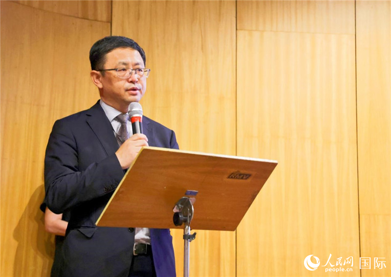 中國駐里約熱內(nèi)盧總領事館商務參贊徐元勝發(fā)表致辭。人民網(wǎng)記者 陳海琪攝