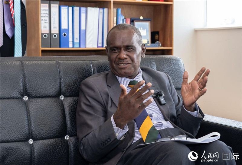 2023年9月13日，所羅門(mén)群島外交部長(zhǎng)杰里邁亞·馬內(nèi)萊在首都霍尼亞拉接受人民網(wǎng)記者專訪。人民網(wǎng) 賀吉攝