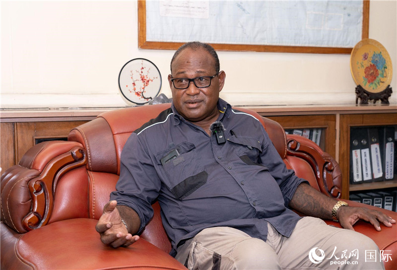 2023年9月13日，所羅門(mén)群島副總理兼基礎(chǔ)設(shè)施和發(fā)展部長(zhǎng)梅納西·梅蘭加在首都霍尼亞拉接受人民網(wǎng)記者專訪。人民網(wǎng) 賀吉攝