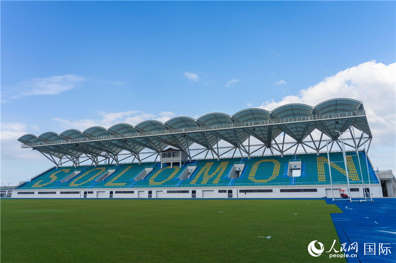 2023年9月12日，位于所羅門(mén)群島首都霍尼亞拉的由中土公司承建的中國(guó)援所羅門(mén)群島2023年太平洋運(yùn)動(dòng)會(huì)體育場(chǎng)館。人民網(wǎng) 賀吉攝