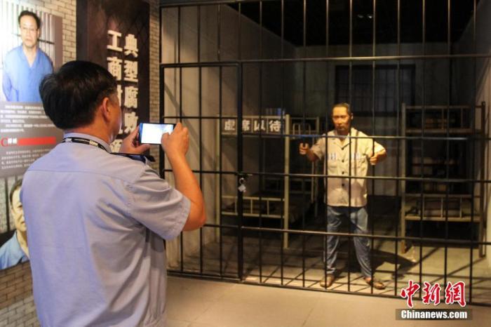 資料圖：2015年10月，海南省公安廳組織黨員干部前往反腐倡廉警示教育基地參觀受教。洪堅(jiān)鵬 攝