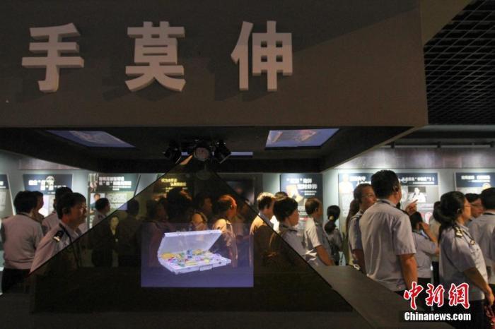 資料圖：2015年10月，海南省公安廳組織黨員干部前往反腐倡廉警示教育基地參觀受教。洪堅(jiān)鵬 攝