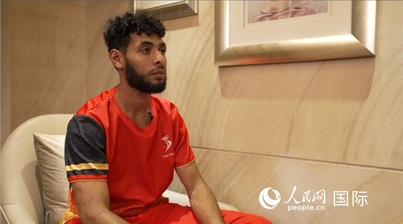 巴布亞新幾內(nèi)亞乒乓球國家隊隊員杰弗瑞·羅伊接受采訪。 人民網(wǎng) 彭昱凱攝