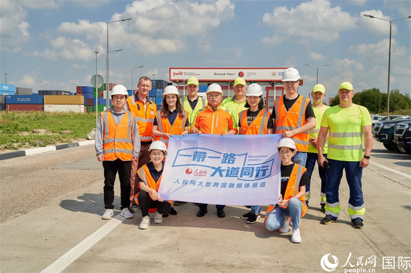 人民網(wǎng)記者在莫斯科別雷拉斯特物流中心采訪。