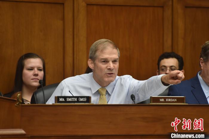 當(dāng)?shù)貢r(shí)間10月13日，美國(guó)國(guó)會(huì)眾議院共和黨人就議長(zhǎng)候選人再次進(jìn)行黨內(nèi)投票，眾議院司法委員會(huì)主席吉姆·喬丹獲得黨內(nèi)提名。圖為喬丹今年9月在眾議院監(jiān)督和問責(zé)委員會(huì)聽證會(huì)上發(fā)言。 <a target='_blank' href='/'><p  align=