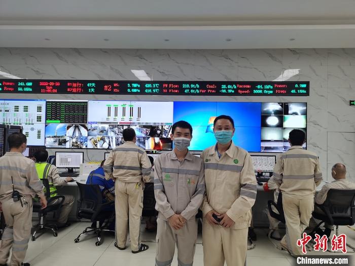 圖為張歡國(guó)(右)和青山項(xiàng)目中方負(fù)責(zé)人的控制室合影。 受訪者供圖