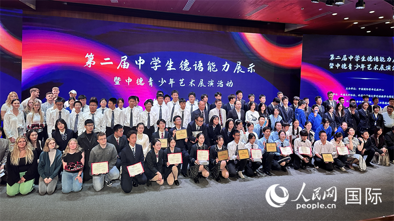 現(xiàn)場(chǎng)學(xué)生與嘉賓合影。（攝影：張麗鷗）