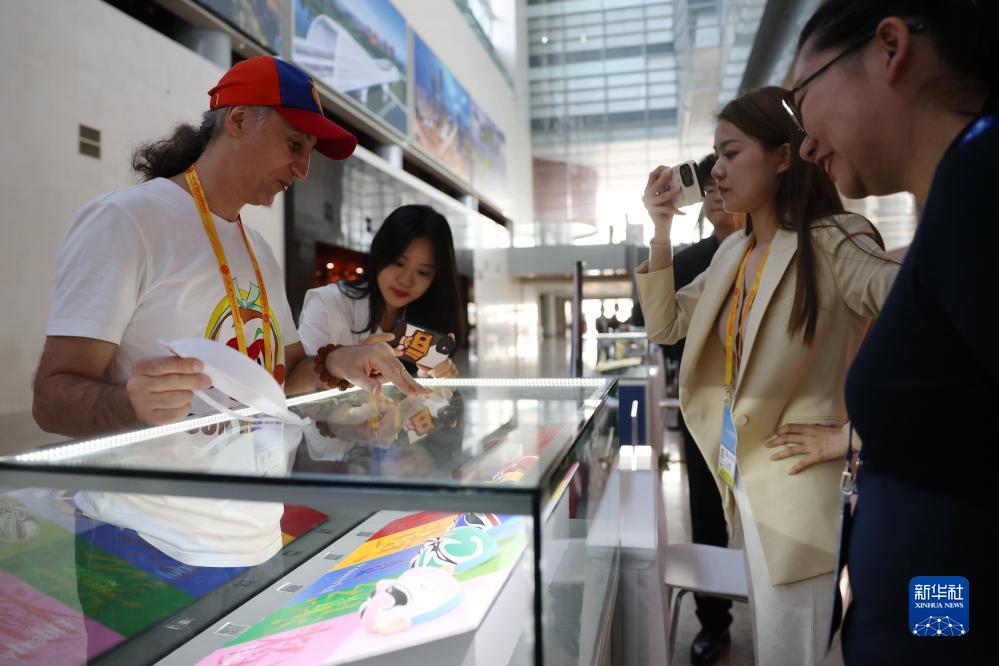 10月16日，參會(huì)記者在“一帶一路”國(guó)際合作高峰論壇新聞中心參觀展示的中國(guó)非物質(zhì)文化遺產(chǎn)展品。新華社記者 陳斌 攝