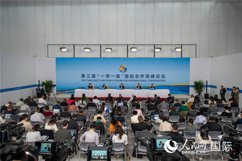 10月16日，第三屆“一帶一路”國(guó)際合作高峰論壇新聞中心在北京國(guó)家會(huì)議中心舉行首場(chǎng)吹風(fēng)會(huì)，邀請(qǐng)自然資源部國(guó)際合作司和相關(guān)單位負(fù)責(zé)人介紹有關(guān)情況，并回答記者提問(wèn)。人民網(wǎng)記者 翁奇羽攝