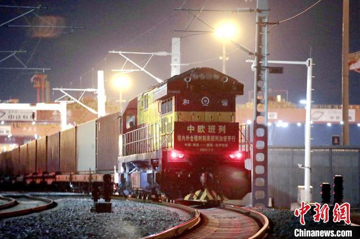 圖為中歐班列整裝待發(fā)。　鐘翰林 攝
