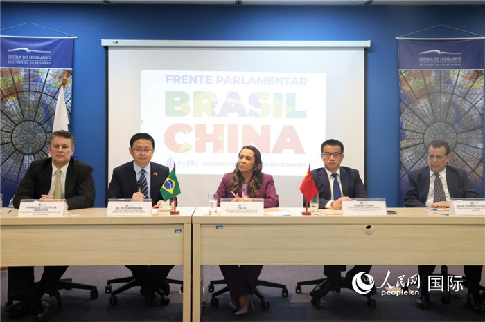 新一屆里約州巴西中國(guó)議員陣線在里約熱內(nèi)盧成立并舉行慶?；顒?dòng)，與會(huì)嘉賓在現(xiàn)場(chǎng)致辭。 人民網(wǎng)記者 時(shí)元皓攝