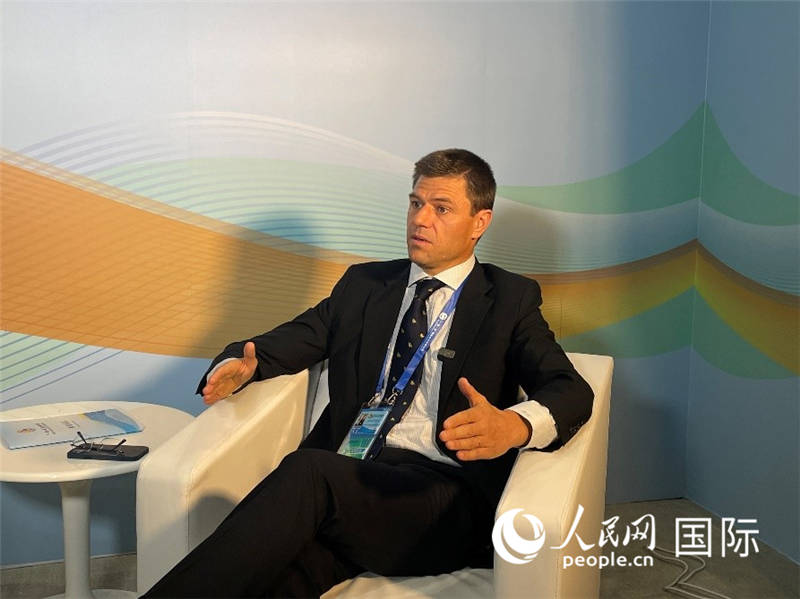 葡中工商會(huì)秘書長伯納德?門迪亞接受采訪。 人民網(wǎng)記者 張榮攝
