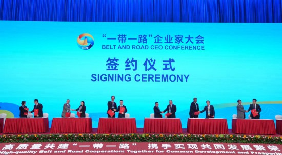 　　這是10月17日拍攝的簽約儀式現(xiàn)場(chǎng)。當(dāng)日，“一帶一路”企業(yè)家大會(huì)在北京召開。（新華社記者王毓國(guó)攝）