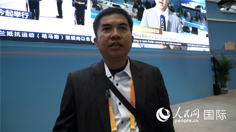 印尼《辛加朗綜合日?qǐng)?bào)》記者班邦·蘇利斯提奧（Bambang Sulistio）與記者交談。人民網(wǎng) 楊春燕攝