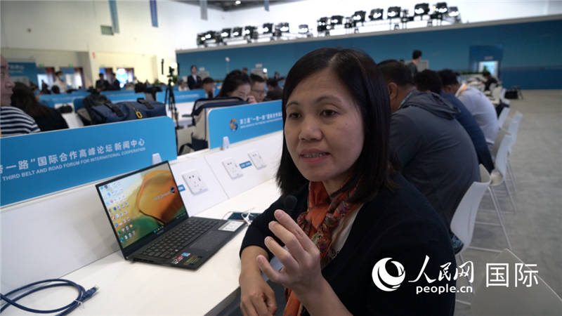 越南之聲廣播電臺(tái)記者胡鴻行（音譯，H? H?ng H?nh）與記者交談。人民網(wǎng) 楊春燕攝