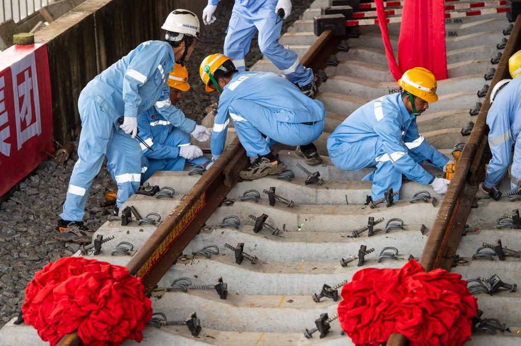 3月31日，在印度尼西亞雅加達雅萬高鐵哈利姆車站，工人鋪設雅萬高鐵全線最后一根鋼軌。