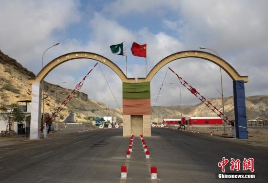 5月5日，瓜達(dá)爾港出入口的拱門。瓜達(dá)爾港是阿拉伯海沿岸的一座天然不凍良港，也是中巴經(jīng)濟(jì)走廊的南端起點(diǎn)。中國(guó)公司自2013年開(kāi)始取得瓜達(dá)爾港的運(yùn)營(yíng)權(quán)，目前各項(xiàng)工作逐步展開(kāi)。盡管自然條件差、物資匱乏，但瓜達(dá)爾卻有著重要的地理位置。瓜達(dá)爾是巴基斯坦通往波斯灣和阿拉伯海的大門，距離霍爾木茲海峽僅400公里。作為一帶一路有益補(bǔ)充的中巴經(jīng)濟(jì)走廊經(jīng)濟(jì)構(gòu)架的確立，使位于巴基斯坦最南端的瓜達(dá)爾港成為中巴經(jīng)濟(jì)走廊的一個(gè)重要出海口。<a target='_blank' href='/'><p  align=