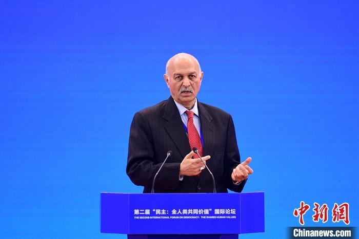 3月23日，第二屆“民主：全人類共同價(jià)值”國(guó)際論壇開(kāi)幕式在北京舉行。圖為巴基斯坦參議院國(guó)防委員會(huì)主席穆沙希德·侯賽因在開(kāi)幕式上作主題發(fā)言。 <a target='_blank' href='/'><p  align=