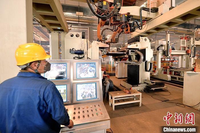 資料圖：車間內(nèi)工作人員進(jìn)行機(jī)器操作。<a target='_blank' href='/' _fcksavedurl='/'><p  align=
