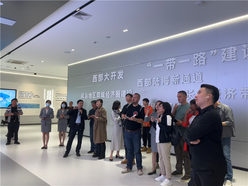 （成都國(guó)際鐵路港展廳，中外記者邊聽(tīng)邊記，了解成都國(guó)際鐵路港運(yùn)行情況 趙橙涔攝