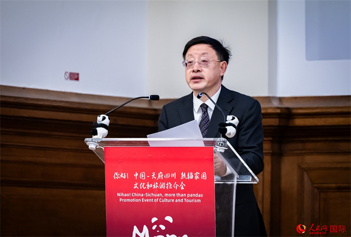 四川省文化和旅游廳廳長(zhǎng)戴允康作文化旅游推介。人民網(wǎng) 郭錦標(biāo)攝