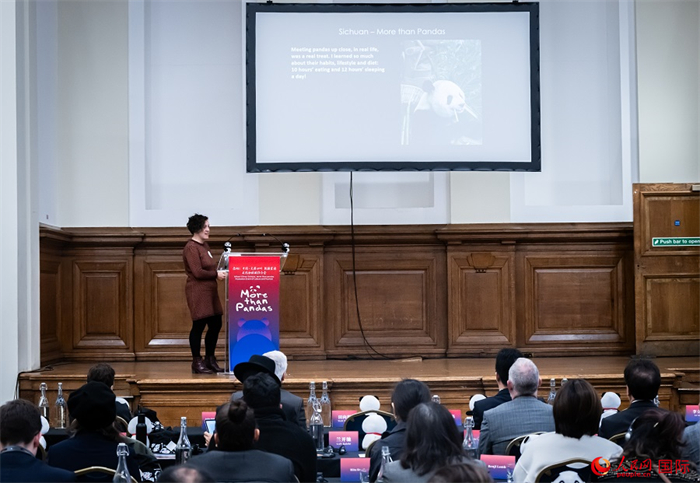 英國(guó)旅游達(dá)人瑪麗亞·拉莫爾作來(lái)川游歷主題分享。人民網(wǎng) 郭錦標(biāo)攝