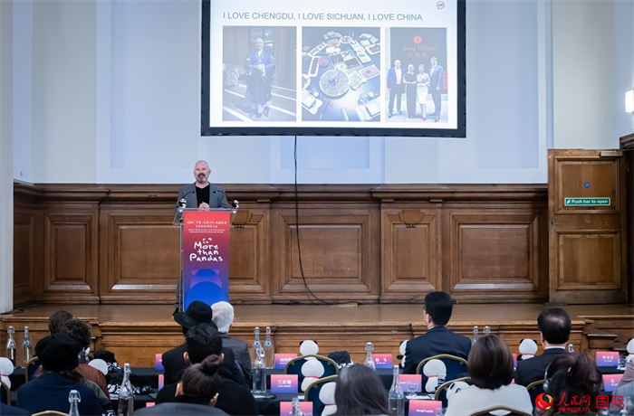 英國(guó)群英創(chuàng)意全球首席執(zhí)行官杰米·撒杰特在現(xiàn)場(chǎng)發(fā)言，分享如何進(jìn)一步提升四川旅游的國(guó)際影響力、吸引更多的英國(guó)游客。人民網(wǎng) 郭錦標(biāo)攝
