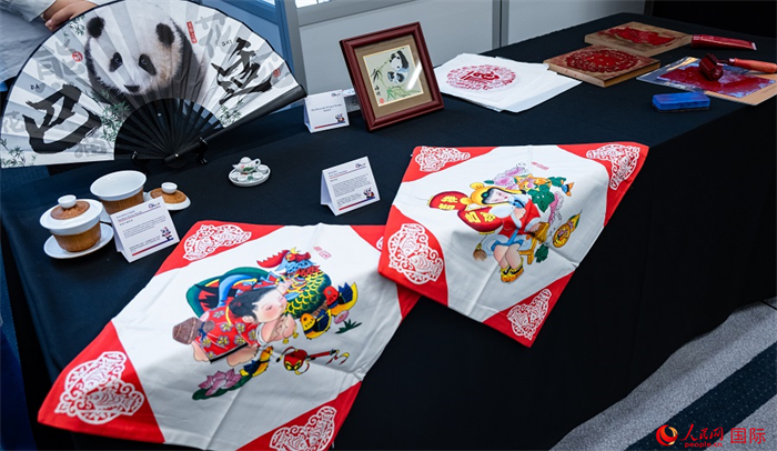 活動(dòng)現(xiàn)場(chǎng)的現(xiàn)場(chǎng)文創(chuàng)展、互動(dòng)體驗(yàn)區(qū)、非遺區(qū)展示。人民網(wǎng) 郭錦標(biāo)攝