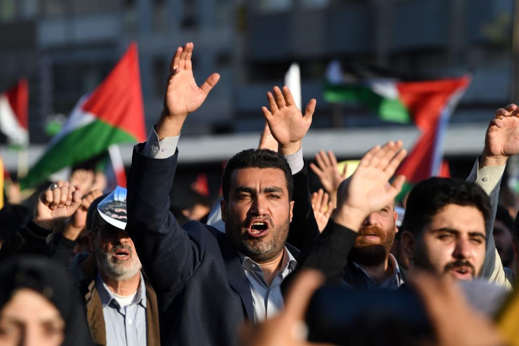 10月18日，人們在伊朗德黑蘭舉行集會。當(dāng)日，突尼斯、土耳其、伊朗等多國民眾舉行集會，表達(dá)對巴勒斯坦人民的支持，并譴責(zé)針對加沙城醫(yī)院的襲擊。新華社記者 沙達(dá)提 攝