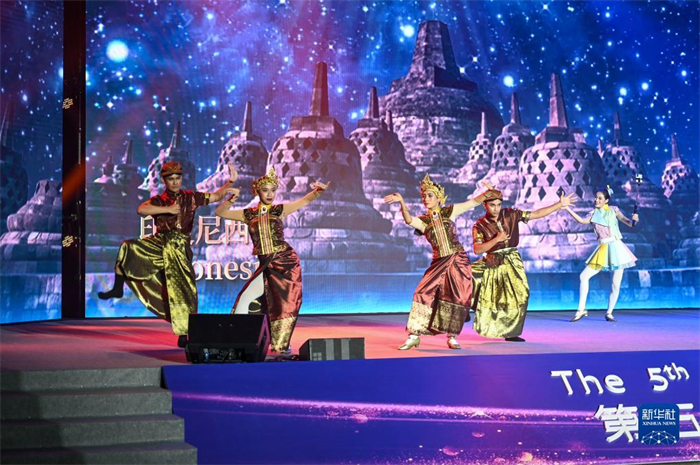 10月21日，在馬來(lái)西亞行政首都普特拉賈亞，演員在第五屆中國(guó)—東盟視聽(tīng)周開(kāi)幕活動(dòng)上表演。新華社記者 程一恒 攝