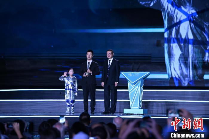 10月21日，2023雨果獎(jiǎng)在成都揭曉。中國(guó)科幻作家海漄憑小說(shuō)《時(shí)空畫(huà)師》獲2023雨果獎(jiǎng)“最佳短中篇小說(shuō)”?！D片由第81屆世界科幻大會(huì)組委會(huì)提供