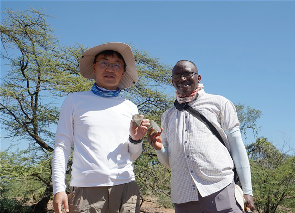 新發(fā)現(xiàn)的典型勒瓦婁哇石核和勒瓦婁哇尖狀器。中肯聯(lián)合考古隊供圖